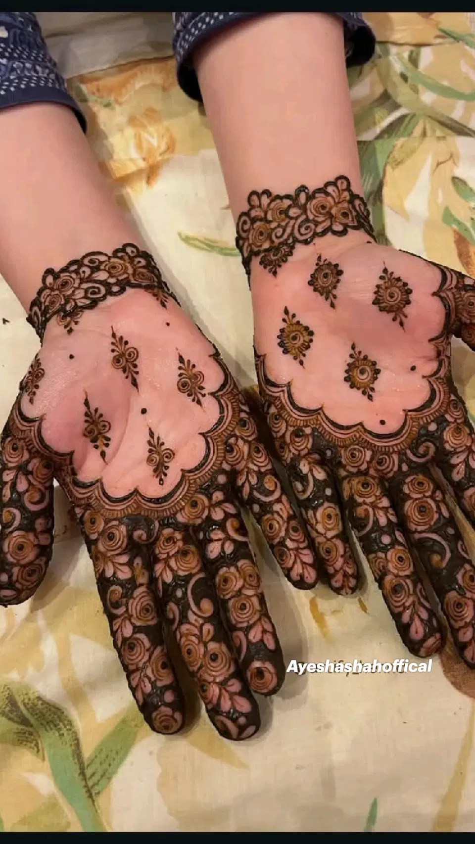 Aesthetic Arabic Front Hand Mehndi Design with Flowers for Eid (4)