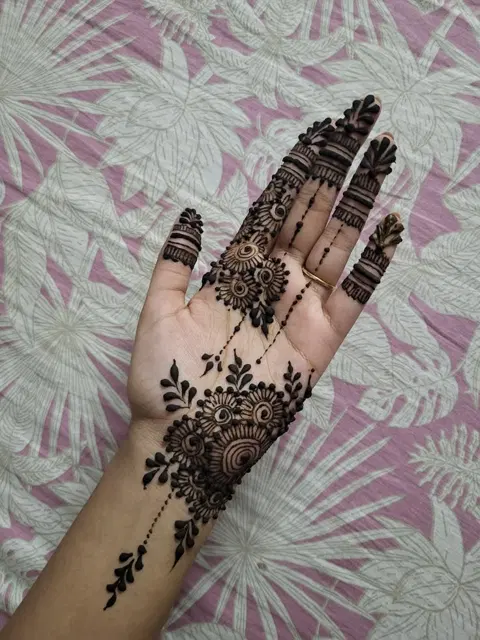 aesthetic arabic front hand mehndi design
