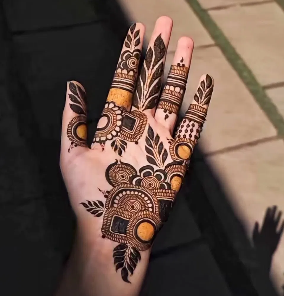 Aesthetic Arabic Front Hand Mehndi Design for Eid (2)