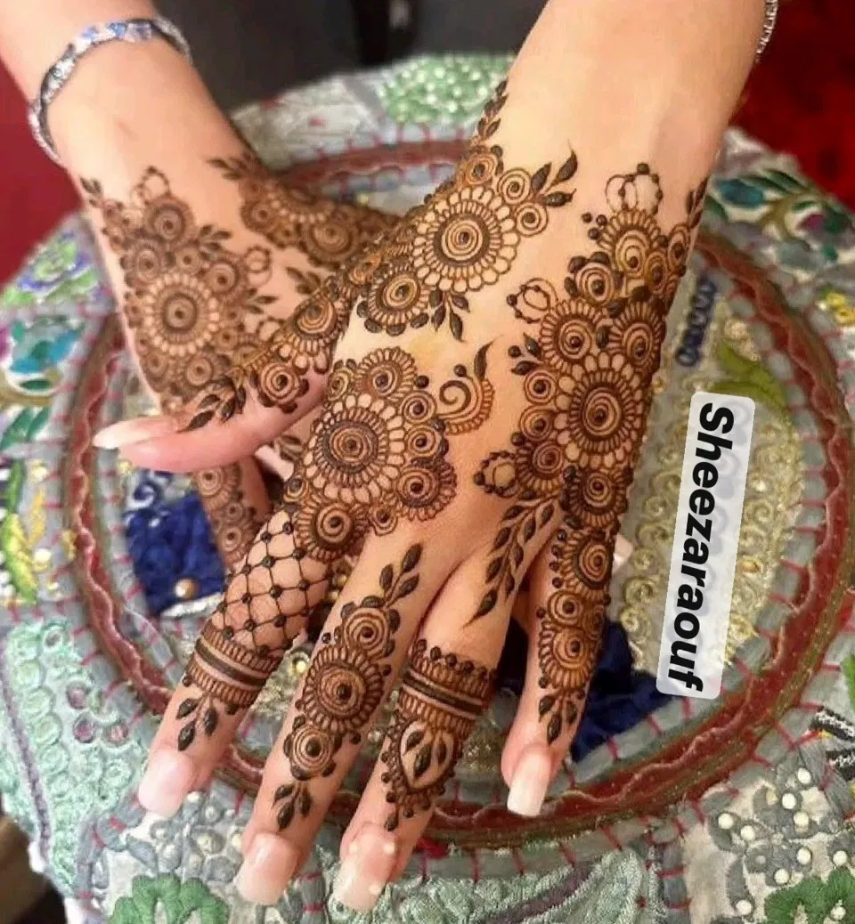 Bridal Stylish Back Hand Mehndi Design with Gol Tikki for Eid (3)