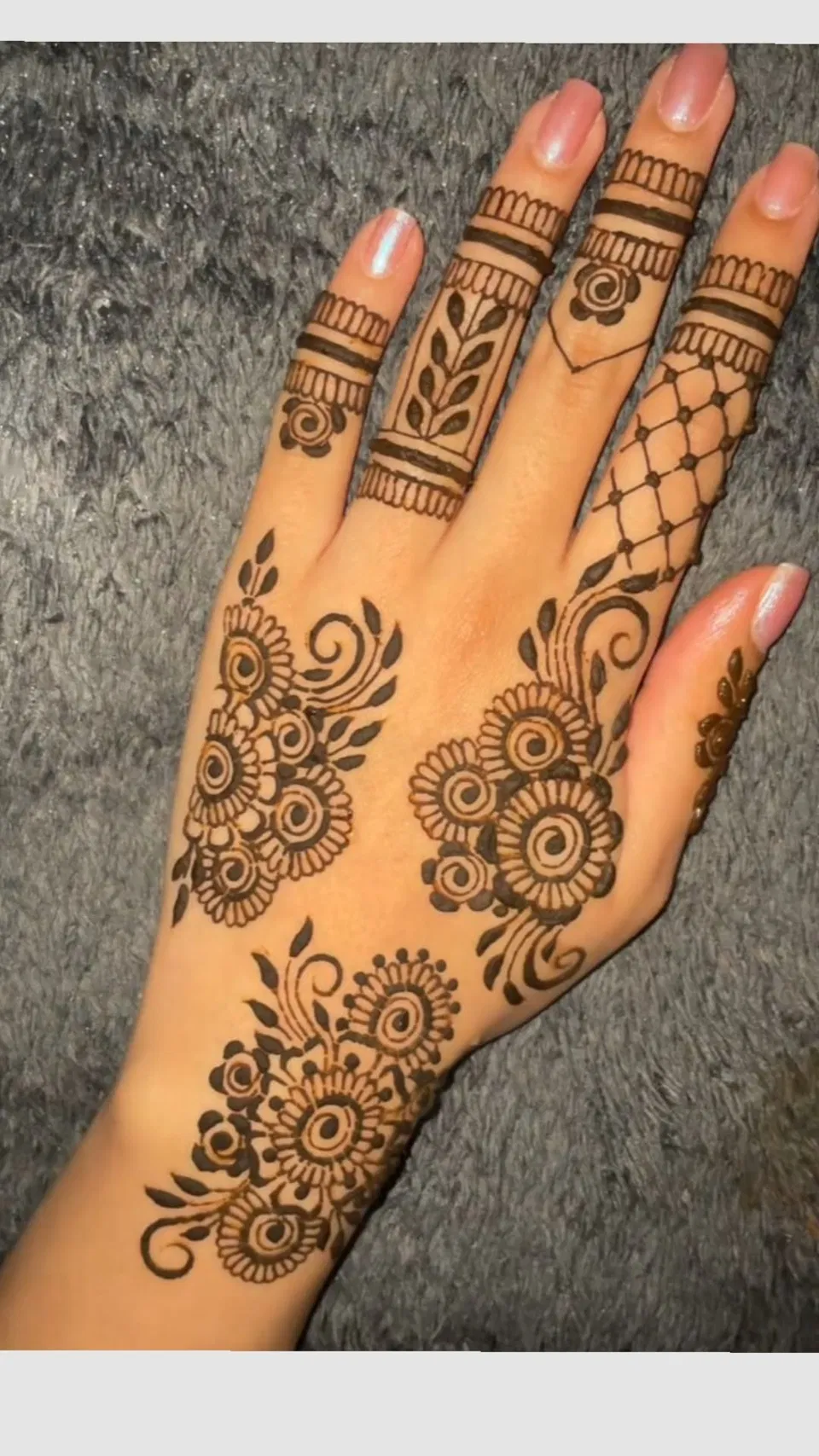 Aesthetic Arabic Back Hand Mehndi Design with Bel (11)