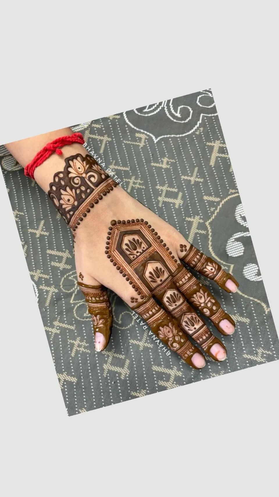 Bridal Simple Back Hand Mehndi Design with Gol Tikki for Teej