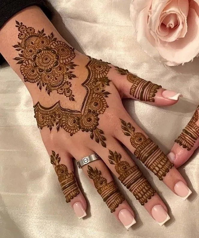 Aesthetic Simple Back Hand Mehndi Design with Gol Tikki and Flowers for Eid (15)