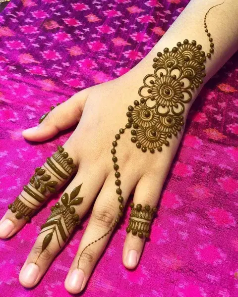 aesthetic arabic back hand mehndi design
