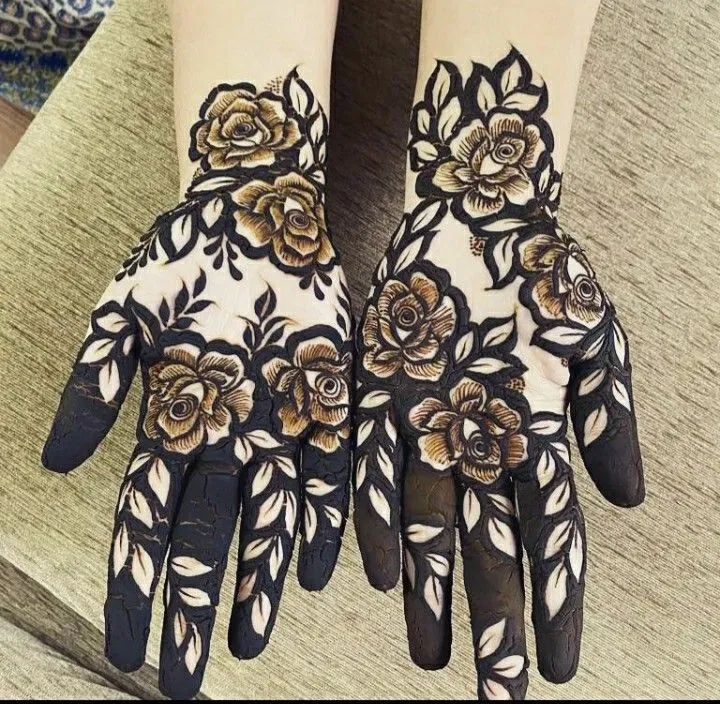 Heavy Aesthetic Arabic Back Hand Mehndi Design with Flowers (2)