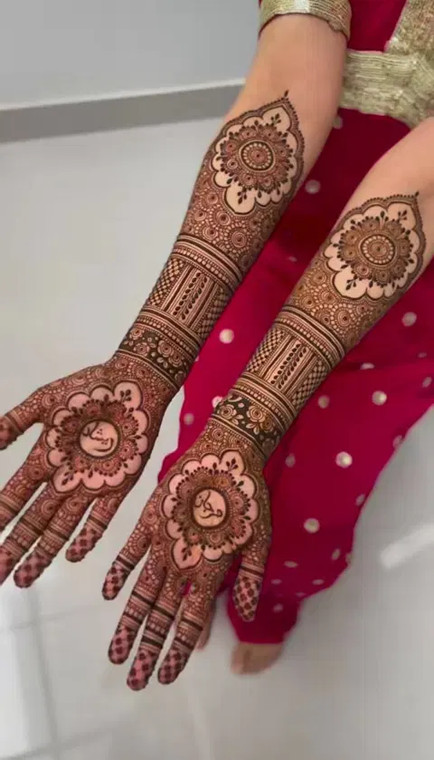 aesthetic bridal figure front hand mehndi design