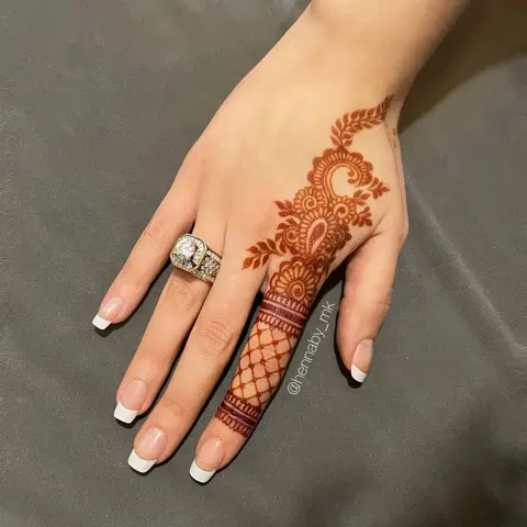aesthetic minimal back hand mehndi design