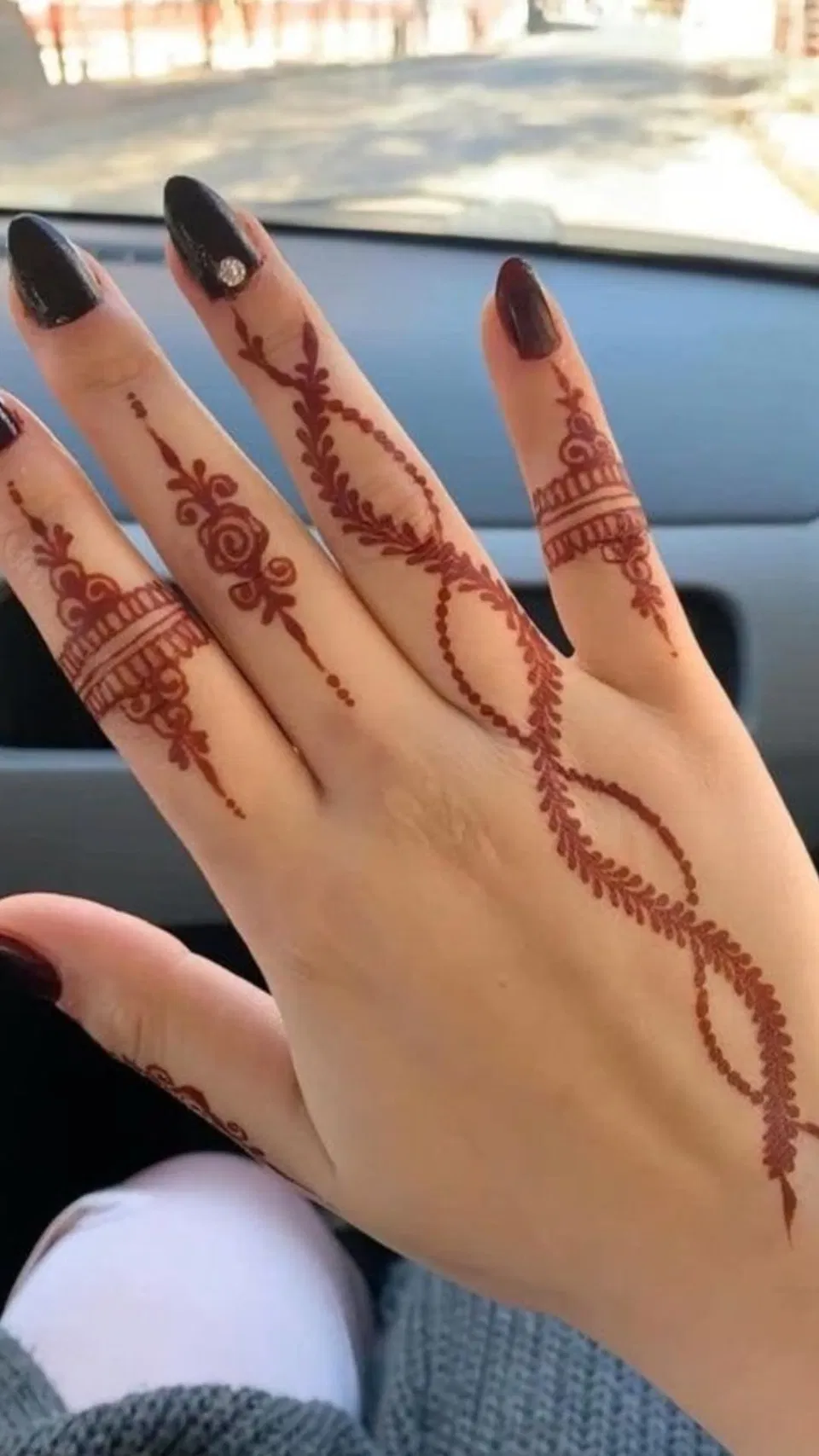 Arabic Royal Back Hand Mehndi Design for Eid (2)