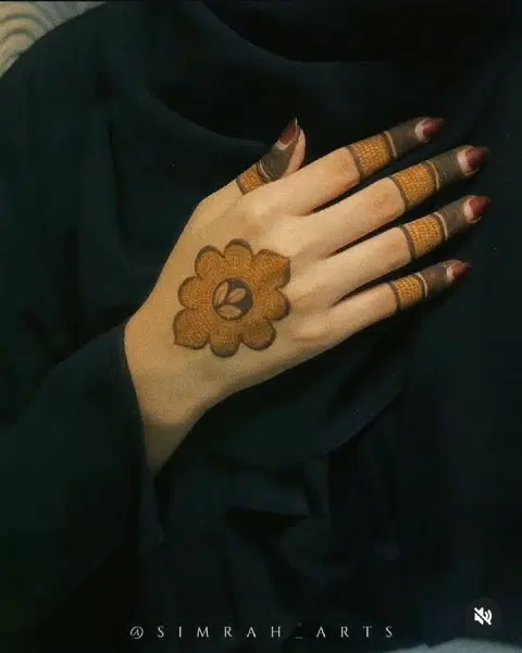 simple stylish circle back hand mehndi design