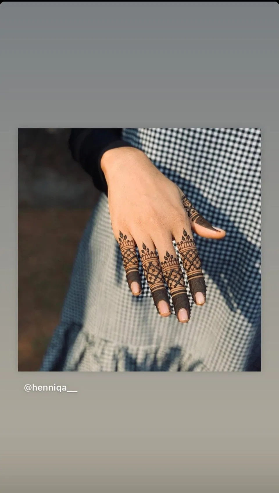 Aesthetic Simple Back Hand Mehndi Design (10)