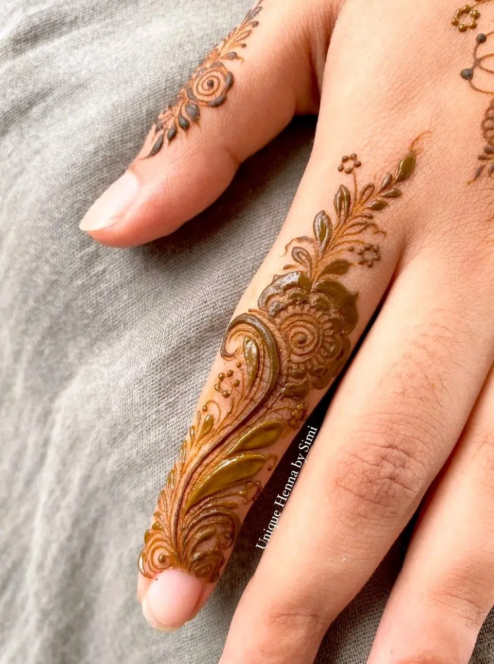 Arabic Minimal Back Hand Mehndi Design (10)