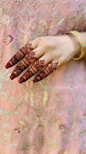 simple stylish deity arm mehndi design