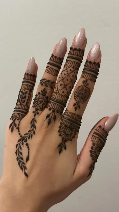 minimal simple back hand mehndi design