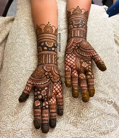 aesthetic bridal figure front hand mehndi design