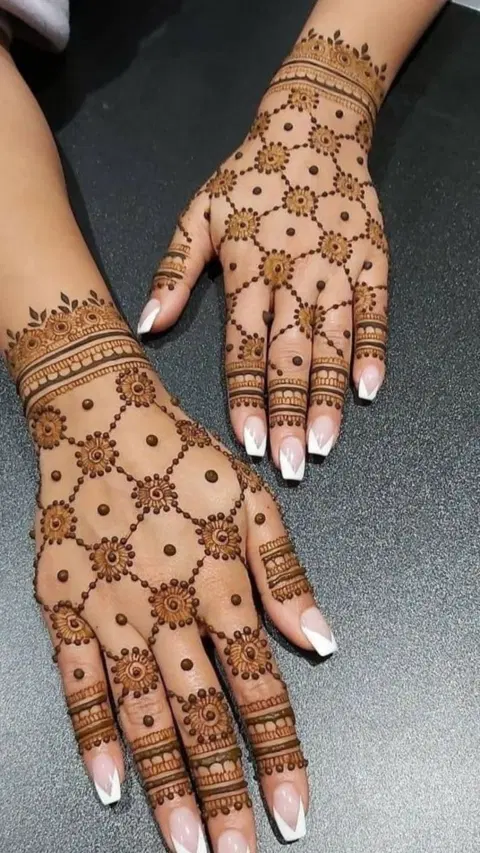 aesthetic arabic back hand mehndi design