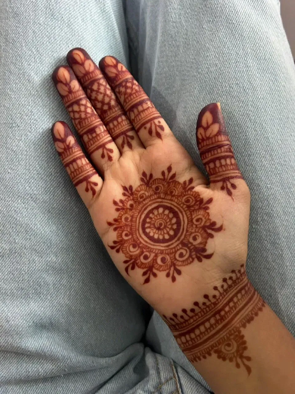 Aesthetic Arabic Front Hand Mehndi Design with Gol Tikki and Flowers for Diwali (24)