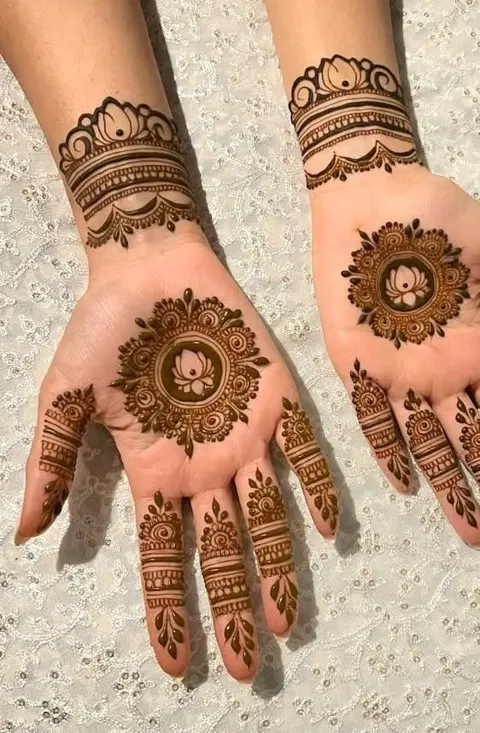 simple circle front hand mehndi design