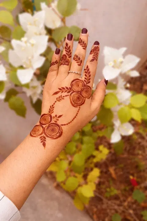 aesthetic arabic circle back hand mehndi design