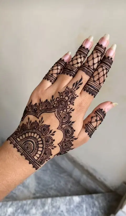 aesthetic arabic back hand mehndi design