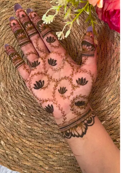 aesthetic simple circle finger mehndi design