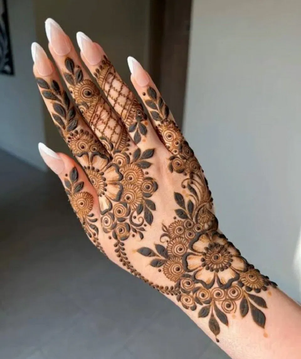 Aesthetic Arabic Back Hand Mehndi Design with Flowers (54)