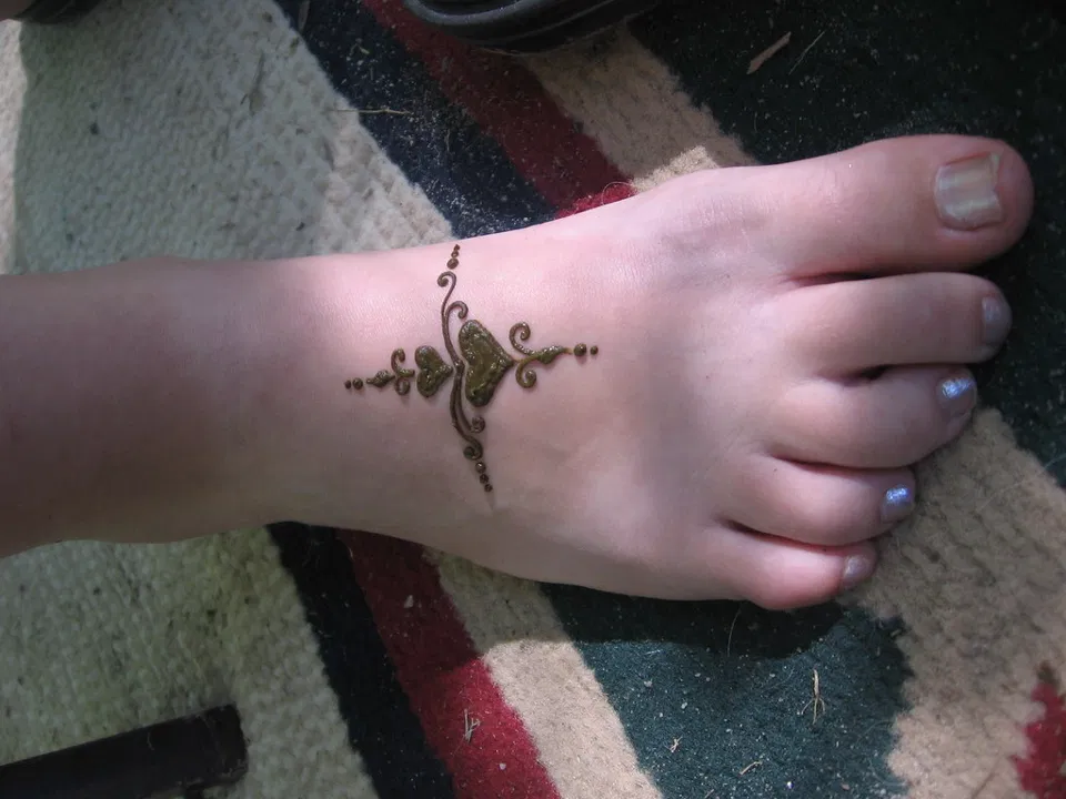Simple Back Hand Mehndi Design with Hearts (2)