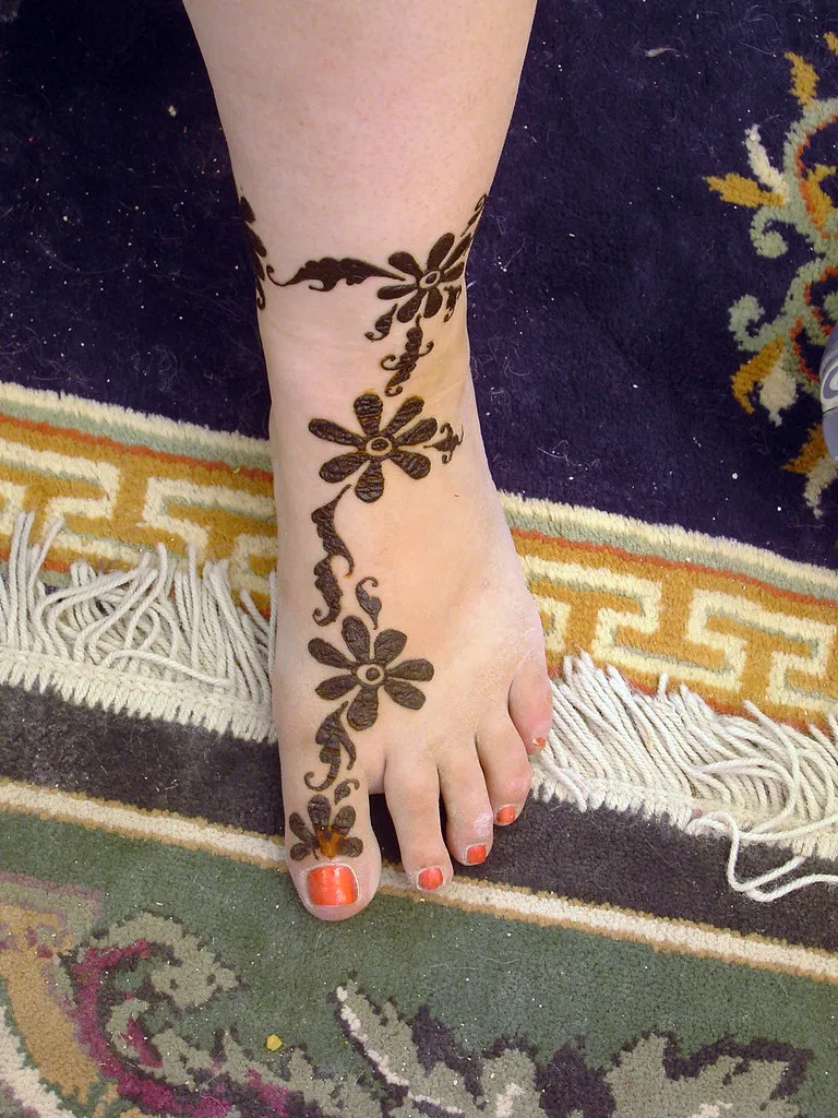 Arabic Simple Back Hand Mehndi Design