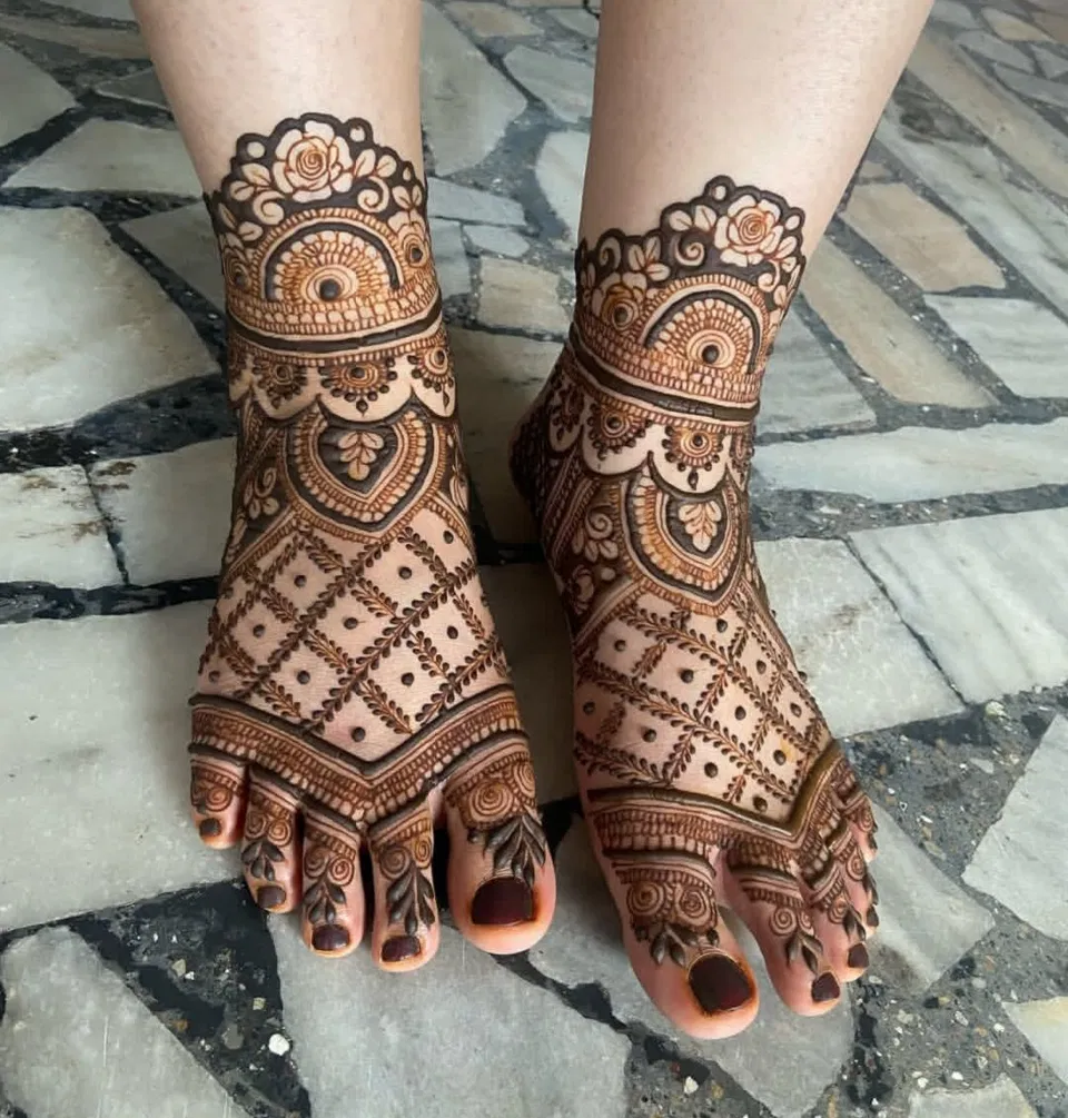 Bridal Stylish Foot Mehndi Design with Figures (5)