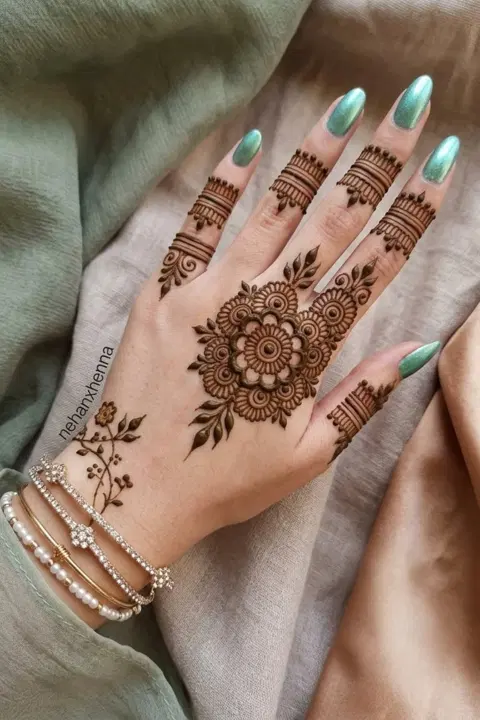 aesthetic simple circle back hand mehndi design