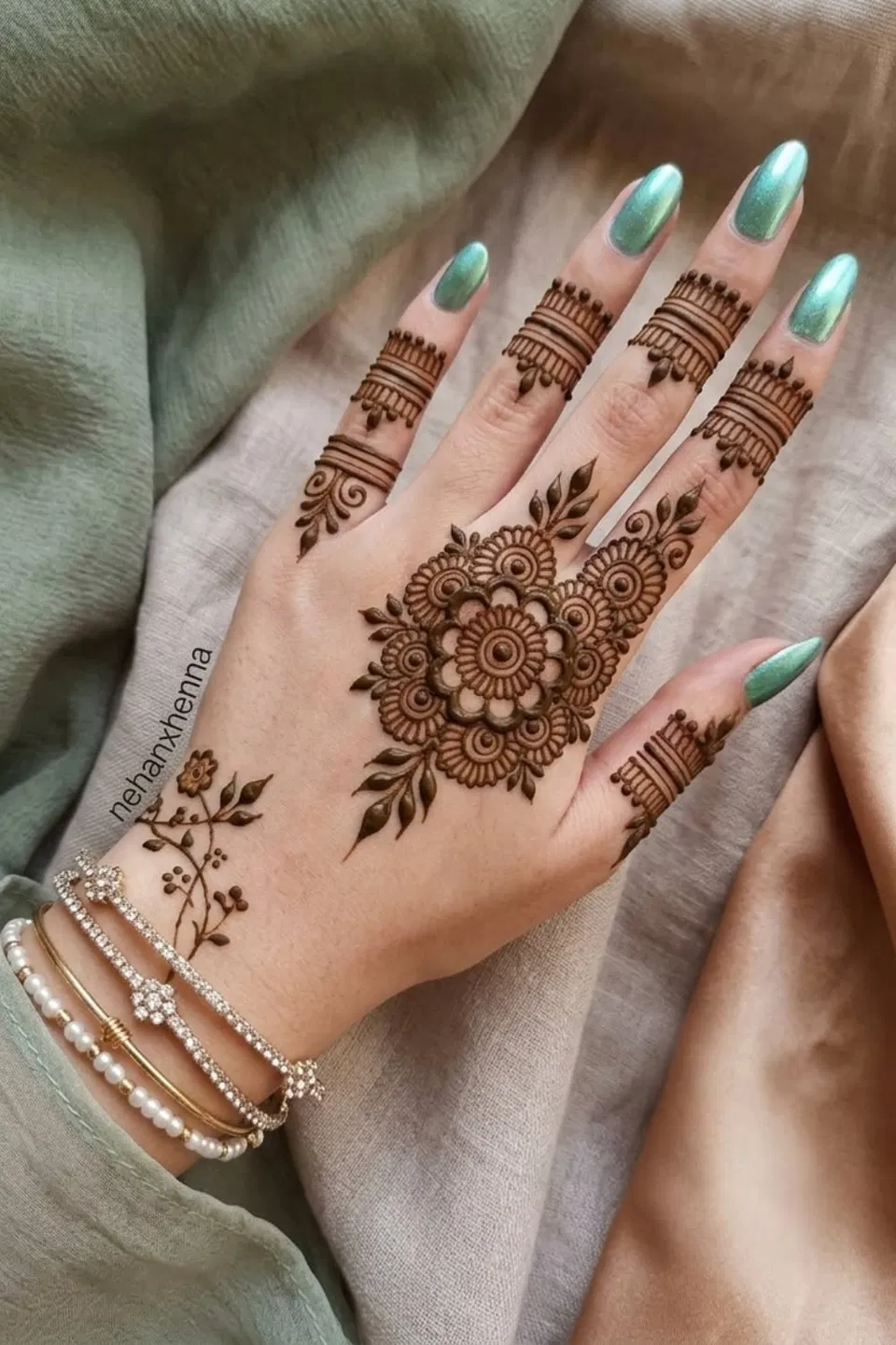 Aesthetic Simple Back Hand Mehndi Design with Gol Tikki and Flowers (2)