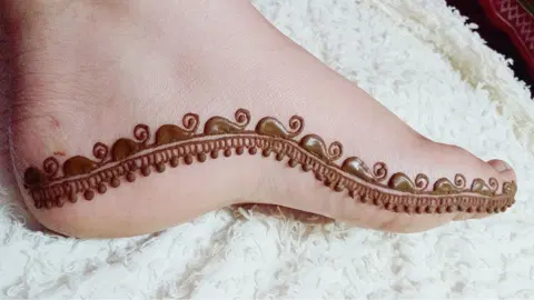 simple foot mehndi design
