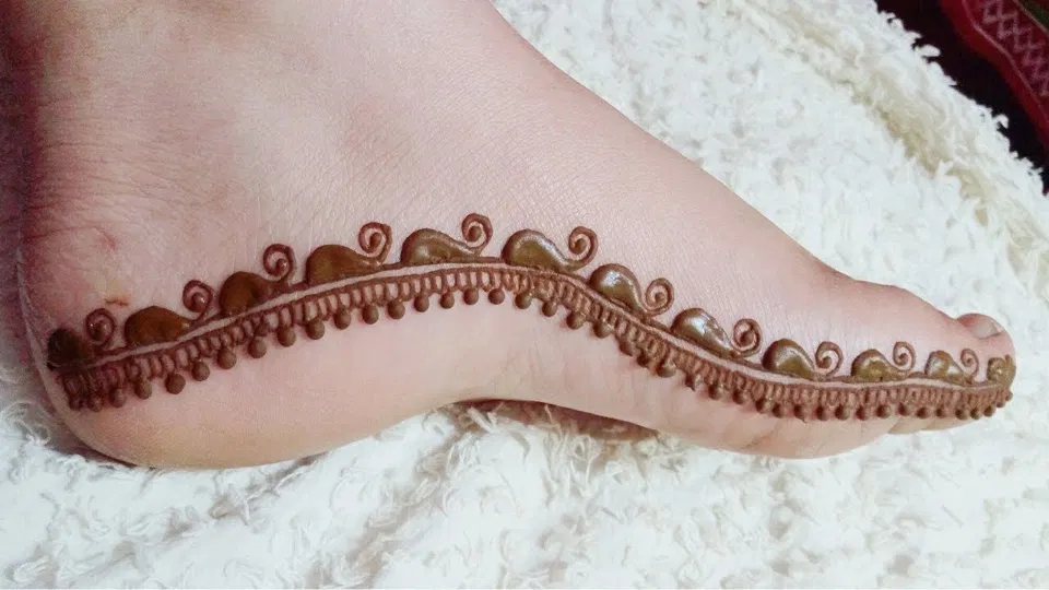 Simple Foot Mehndi Design (3)