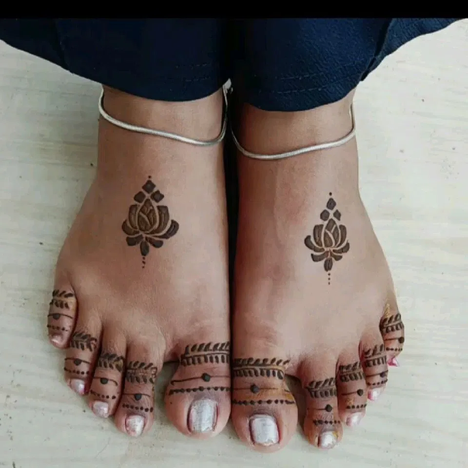 Simple Foot Mehndi Design with Lotus (2)