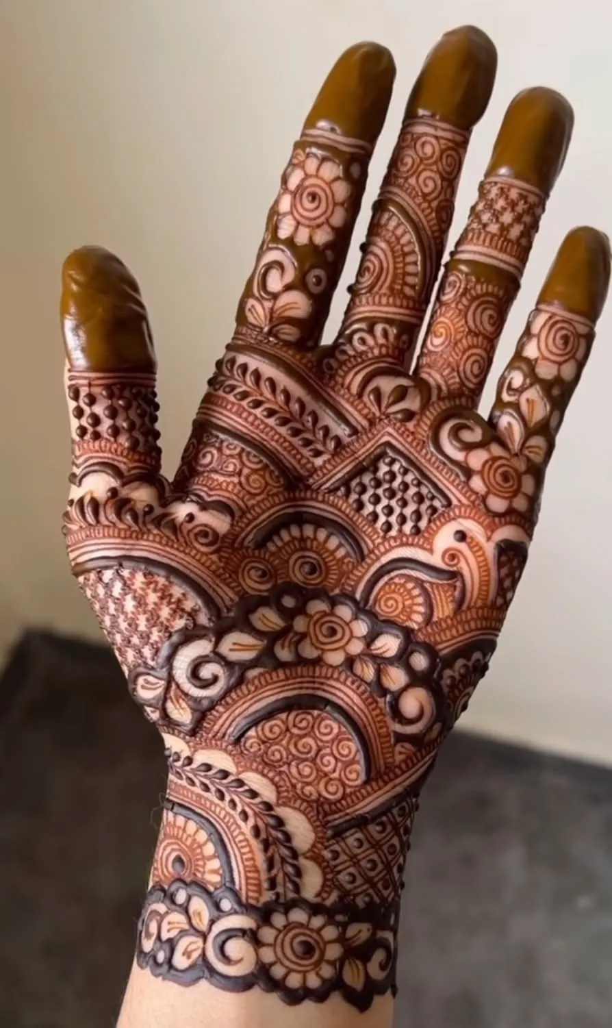 Arabic Bridal Front Hand Mehndi Design with Gol Tikki and Figures for Teej (2)