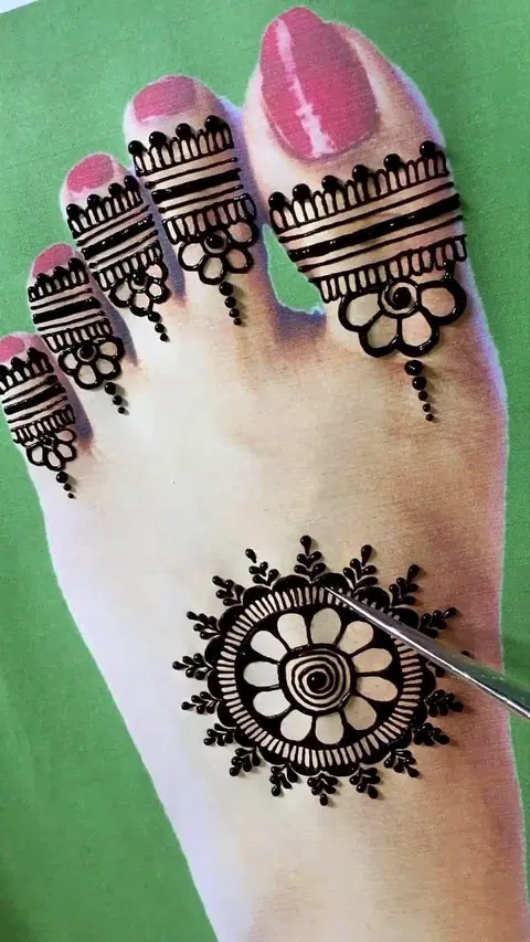 simple circle foot mehndi design