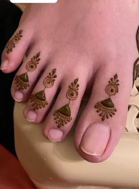 simple finger mehndi design