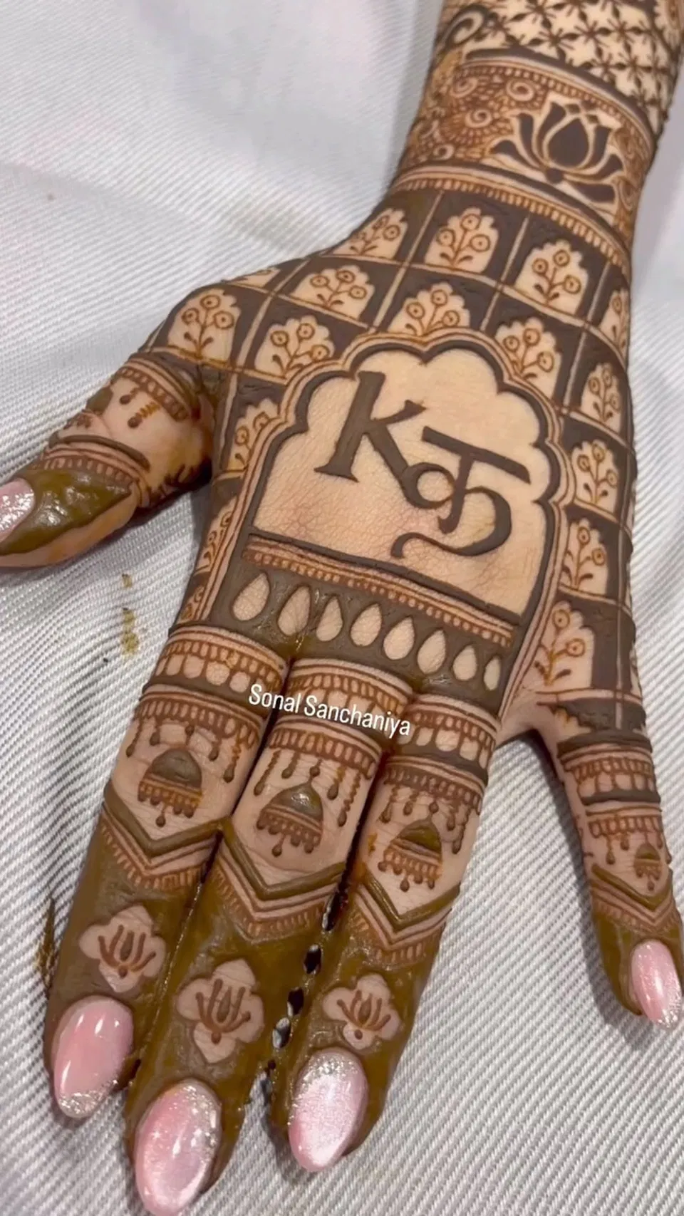 Bridal Back Hand Mehndi Design for Karwa Chauth (3)