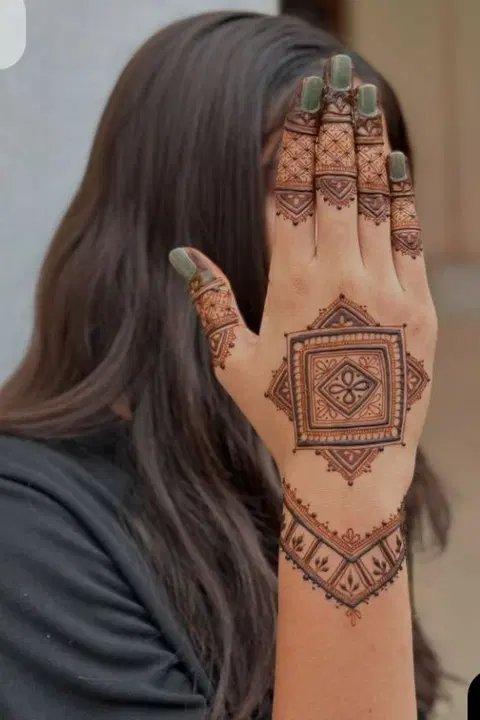 aesthetic bridal circle back hand mehndi design