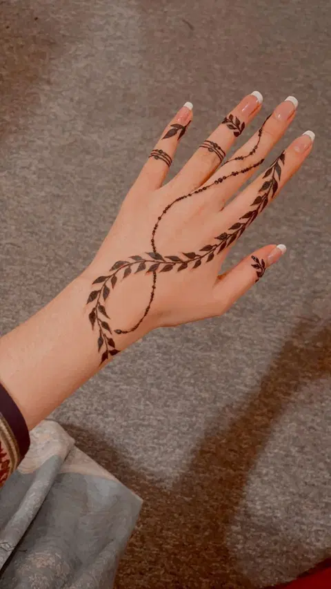 aesthetic arabic circle back hand mehndi design