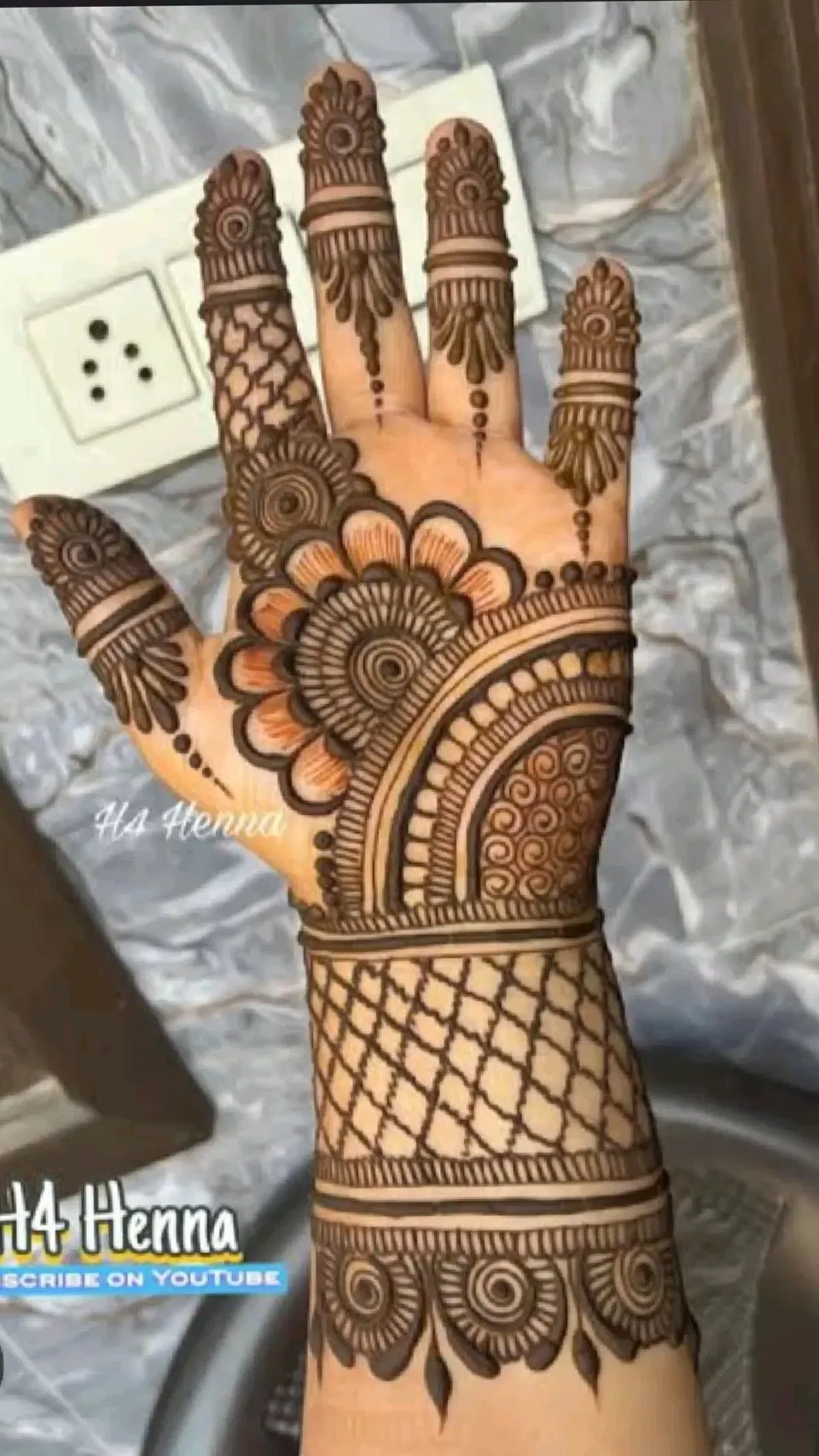Simple Back Hand Mehndi Design for Teej