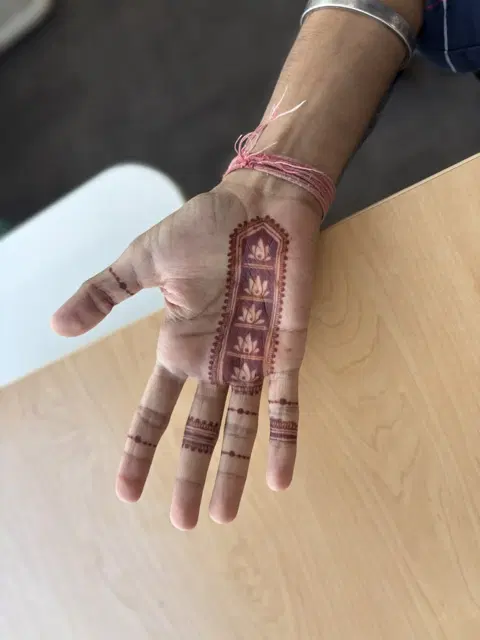 simple deity front hand mehndi design
