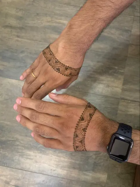 simple back hand mehndi design