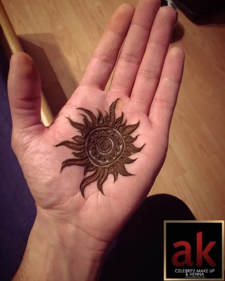 Simple Front Hand Mehndi Design with Gol Tikki (6)