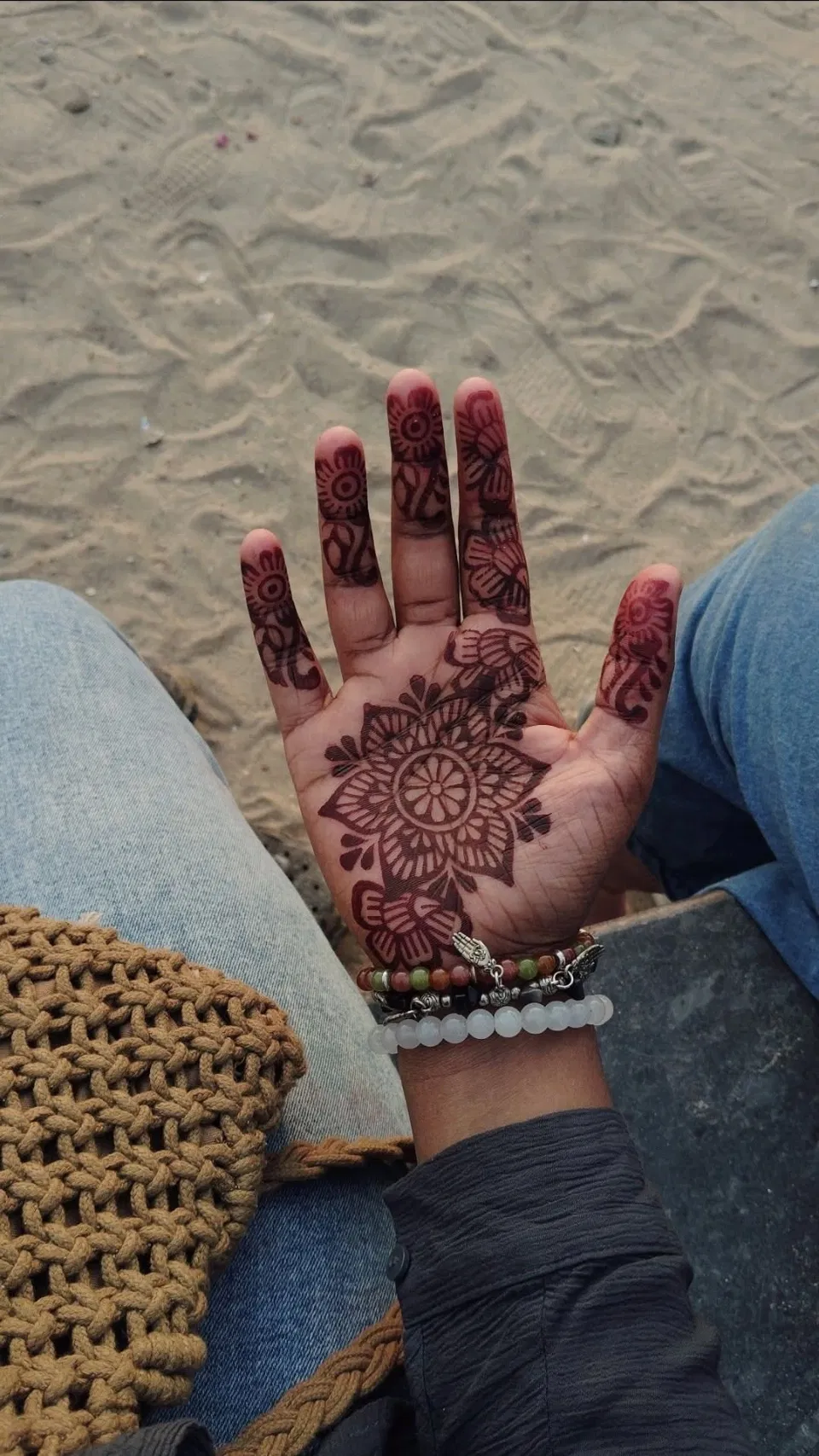 Simple Front Hand Mehndi Design with Gol Tikki (7)