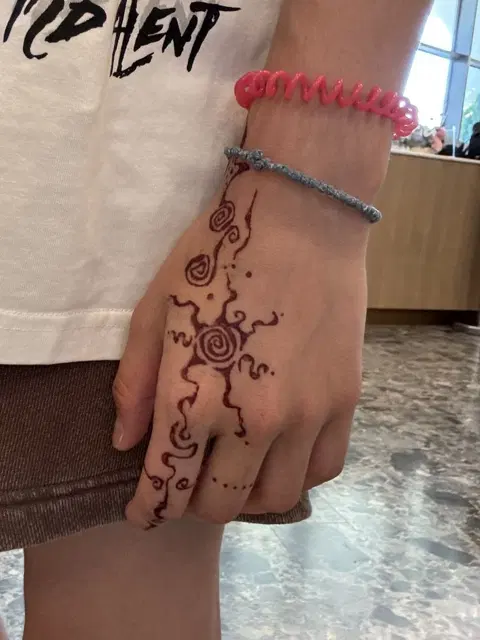 arabic simple circle back hand mehndi design