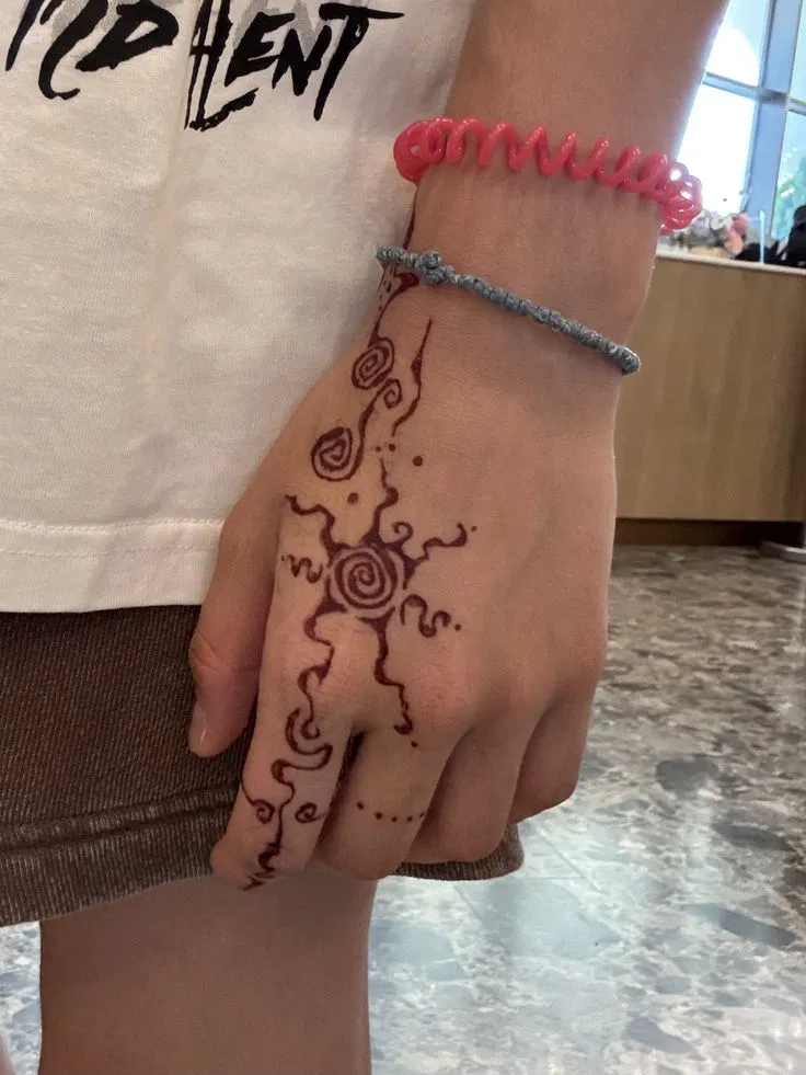 Arabic Simple Back Hand Mehndi Design with Gol Tikki (4)