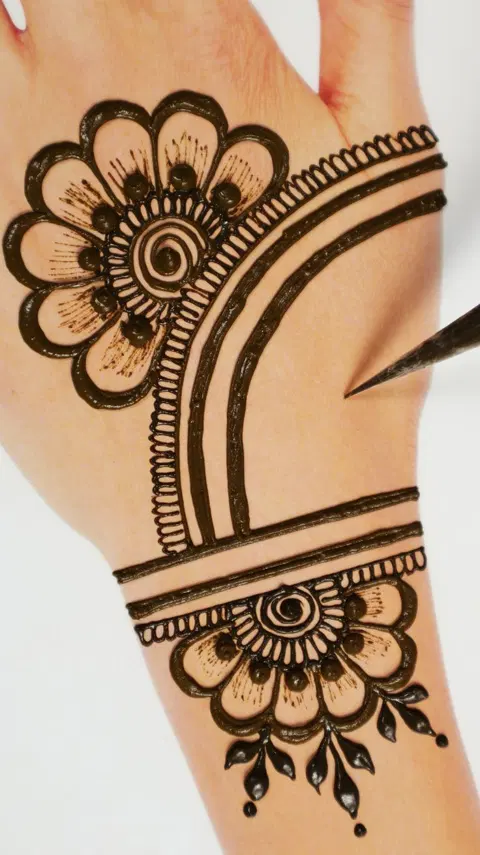 arabic simple back hand mehndi design