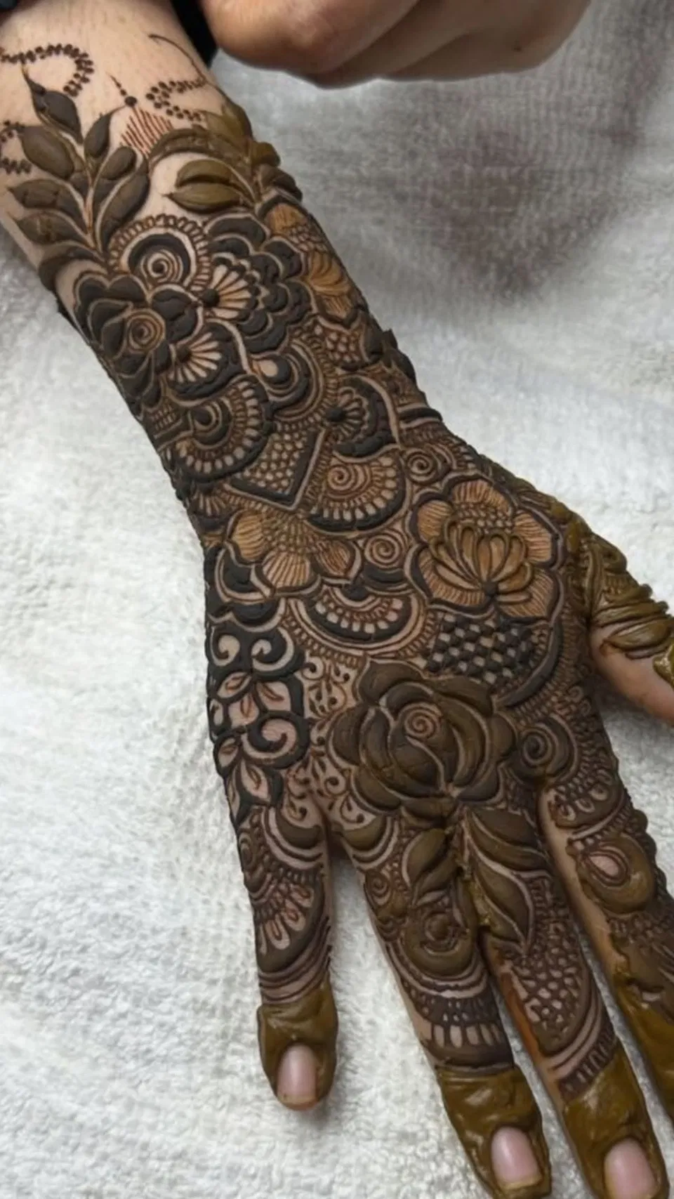 Arabic Dubai Back Hand Mehndi Design (8)