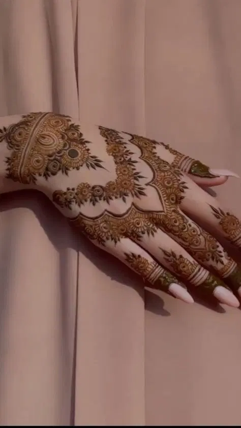 aesthetic dubai back hand mehndi design