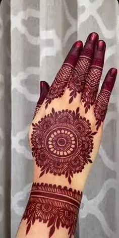simple circle back hand mehndi design